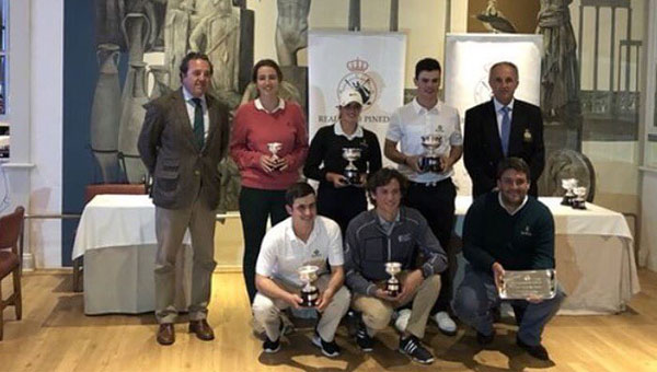 Pedro Marín y Valentina Albertazzi, con los trofeos de ganadores en RC Pineda