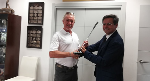 Miguel Ángel Jiménez regala su putter más ganador a la RFGA