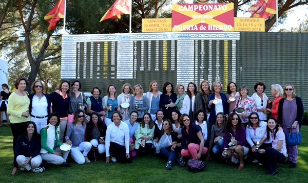 mujeres puerta de hierro