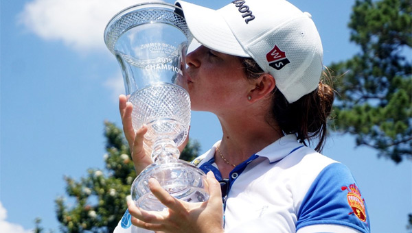 Nuria Iturrios Symetra Tour Alabama triunfo beso a la copa