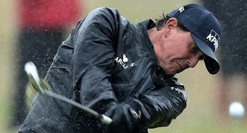 Mickelson aguanta bajo el paraguas a la lluvia y a Stenson