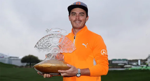 Rickie Fowler, sufriendo y venciendo bajo la lluvia