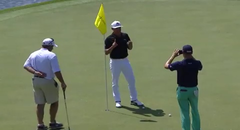 [Vídeo] Rickie Fowler calienta la muñeca en el 17 de Sawgrass