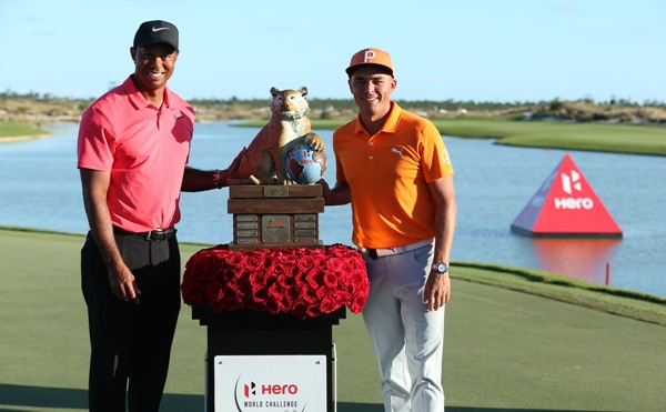 Rickie Fowler y Tiger Woods, con el trofeo en Bahamas