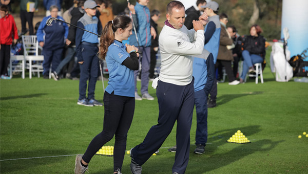 Sergio García iniauguración PGA Cataluña Resort niños escuela