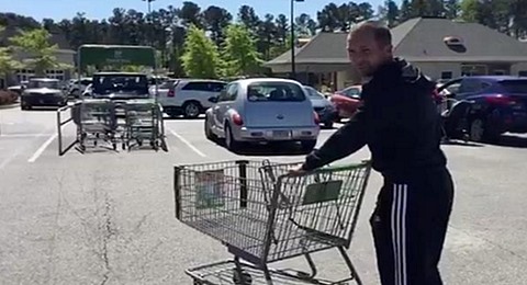 Sergio García practica hasta en el supermercado