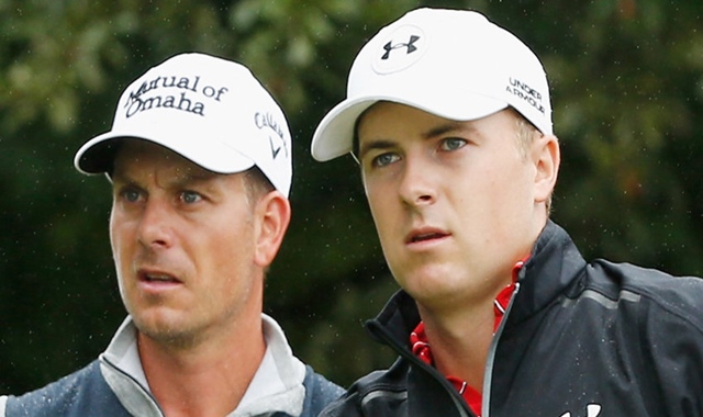 Spieth va a por todas y lidera por uno