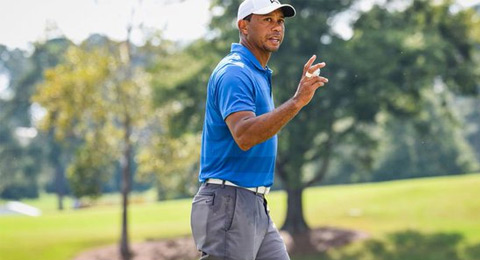 Tiger llega al domingo como líder y rugiendo