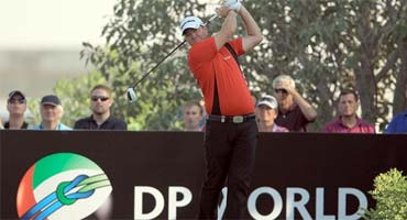 Rory McIlroy se adelanta en su duelo con Luke Donald