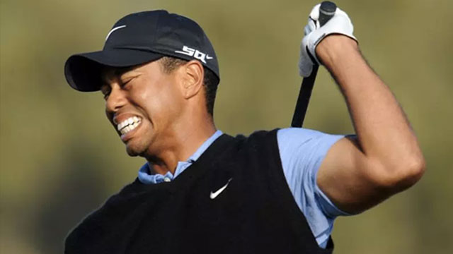 Tiger Woods se retira por la espalda
